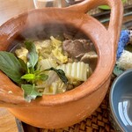 カフェモン - 丸っこくて可愛い素焼きのタイの土鍋♪
      ぐつぐつと煮えたお鍋から立ち上る湯気、上にはホーラパーが添えられています♡