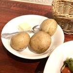 287502543 - 小さなポテトが3個とバター。