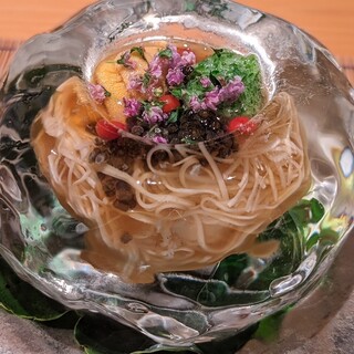 伝統を大切に、職人の斬新な発想を加え織りなす四季折々の綾錦。