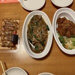 王記美食楼 - 王記焼き餃子　ニラとレバ炒め　鶏の唐揚げ