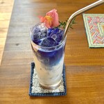 カフェモン - アンチャンガティ（¥530税込）
      青と白のグラデーションが美しい♡
      上には可愛い金魚草とローズマリーが添えられています♡(*´꒳`*)ｶﾜﾕｽ