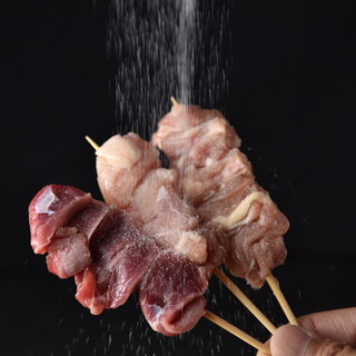 丁寧に焼き上げる香ばしくジューシーな焼き鳥