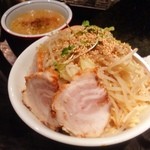 肉汁やZERO - 今日の締めは、豚骨つけ麺大盛り、チャーシュー、味玉トッピング！(＾ｰ^)ノ
相変わらずの美味しさ！ご飯にスープをかけたいくらい(￣▽￣)