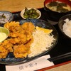 猿々楽々 - 若鶏唐揚げ定食(税込880円)
①若鶏唐揚げ【6個】、千切り甘藍添え②春雨サラダ(春雨&木耳&若布)③白ご飯④お味噌汁⑤もろきゅう
ご飯の大盛り無料だったりするので、沢山食べたい人に人気がありそう