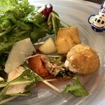 リストランテ プレーゴ - 色々入ってます。全部味付けがしっかりされて、飽きない演出になってますねん。