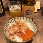 藁焼 みかん - 2杯目は卵と削りたて鰹節かけてくれる