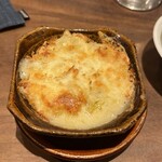 藁焼 みかん - グラタン。普通のグラタンだけど1人でつまみにいいサイズ。