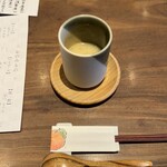 藁焼 みかん - お通し。玉ねぎのすりおろしスープ