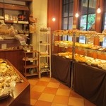 BOULANGERIE L'est - このお店では焼きたての美味しいパンは勿論併設されてるカフェでランチ等の食事を楽しむ事ができます。
                      