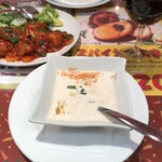 ボンベイカフェ - ライタとインド風海老チリ。