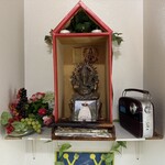 やっぱりインディア - 階段上の神棚　今日はお香が炊かれていた