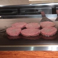 鉄板ダイニング 芳 - 鉄板の上で焼かれていました♪
