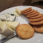 Tempters Pizza+Bar - チーズ3種盛り合わせ201404
      