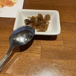 洋食香味亭 - ハヤシライスの付け合わせ