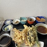 手打ちそば 忠士 - 天ぷら盛合わせ&サービス小鉢&がっこ&薬味