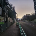 洋食屋 綺・Luck - 紅葉坂の途中にお店があります。