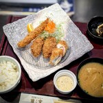 宮古島とんかつ 琉宮 - 彩り膳の内容は、牡蠣フライ×2、エビフライ、チキンチーズ巻き。タルタルソースが別皿に、箸休めは、島豆腐にモズクの佃煮をかけたものでした。