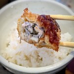 宮古島とんかつ 琉宮 - レアの揚げ加減が良い感じ。衣が厚めですが、カラッと揚がっているのでもたれなくて済みそう。匂いはそこそこ。