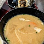 宮古島とんかつ 琉宮 - お味噌汁も、アサリと豚汁・宮古そば（小）が選べます。白米、豚汁をお願いしました。ご飯とキャベツはセルフで食べ放題です。