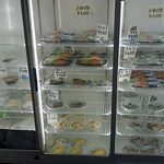 森田食堂 - 店頭近くの冷蔵陳列ケース