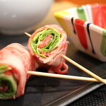 厨 七代目松五郎 - 一口目は、レタスを巻いた近江牛のサーロイン。