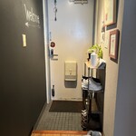 洋食屋 Shii - 玄関も狭め。お客さんのキャパも10人まで。