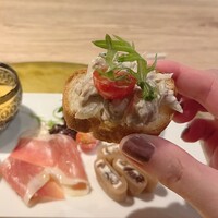肉寿司 イタリアンバル 閂 心斎橋店 - アンティパストのブルスケッタ。生ハムを乗せてもツナサラダを乗せてもワインと合います❤️