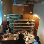 しかたらむかな - 階段を下りる感じで店内へ