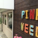 ザ ピンク ウィードカフェ - 西側の店名プレート