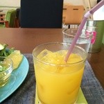 ザ ピンク ウィードカフェ - ドリンクは、オレンジジュースで