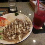 エジプト料理 ピラミッド - ピラミッドスペシャル：ビーフスライスソテー。エジプト風「牛皿」な感じ