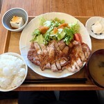 アバズカフェ - 豚肉ステーキ260g和風オニオンソース1700円※店内メニューのみ記載あり