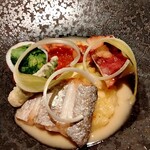 LA COMBE - こちらは太刀魚半分にして頂きました♫ぷりんとしたイカのセート風は上品なトマトソース♡京都産菜の花が甘やかに春の香りを届けてくれる♡☆♫