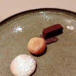 LA COMBE - 左からココナッツサブレ♫りんごのケーキ♫（フィナンシェっぽい）ビターで美味しい生チョコ♫