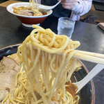 五衛門 - 麺は中太ストレート麺でしょうか。スープが絡みます。
チャーシューをかき分けて食べる感じがイイですな。