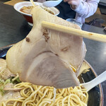 五衛門 - チャーシューは大きめのものが5枚ほど入っております。
カットは薄めですが、スープが染みて美味しいです。