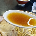 五衛門 - スープは醤油ベース。脂は少なめで少し醤油が立った味わい。