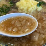 大島ラーメン あづまや - スープには背脂も