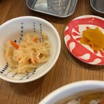 大島ラーメン あづまや - 小鉢と漬物付き