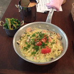 白のフライパン - ランチのサーモンと木の子のバジルクリームソース