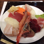 ホテル壮観 - 寿司はマグロ、サーモン、エビ、エンガワ。刺身は、マグロ、鰹、イカ、平目。