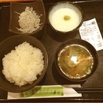 うまいごはん家 - 今日のお昼は自分で選んで会計してもらう方式、430円でした。味噌汁が美味しかったのがちょっと意外。^^