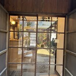 あひる菓子店 - テラス席への入り口