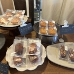 あひる菓子店 - 焼き菓子のコーナー　フィナンシェおいしそう