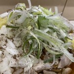 麺処 盛盛 - 肉そばスタンダードに玉ねぎトッピング、生姜ガバッと乗せ、花椒ふりかけて