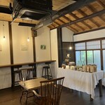 あひる菓子店 - レトロな雰囲気抜群の店内