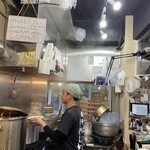 麺処 盛盛 - 調理中の息子さん