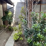 あひる菓子店 - 軒下　庭園もお手入れされて心地よい