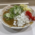 麺処 盛盛 - 汁なしカレーそばに、玉ねぎトッピング、生姜，ベニーを添えて