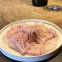 前芝料理店 - ボルピー社プロジュート・12ヶ月　熟成生ハム 玉葱のキッシュ
                店内のスライサーで、シェフ切りたての生ハムを使った一皿、忍ばせた玉葱のキッシュの甘みに生ハムの塩気が絶妙な重なり、泡にぴったりなんです♪